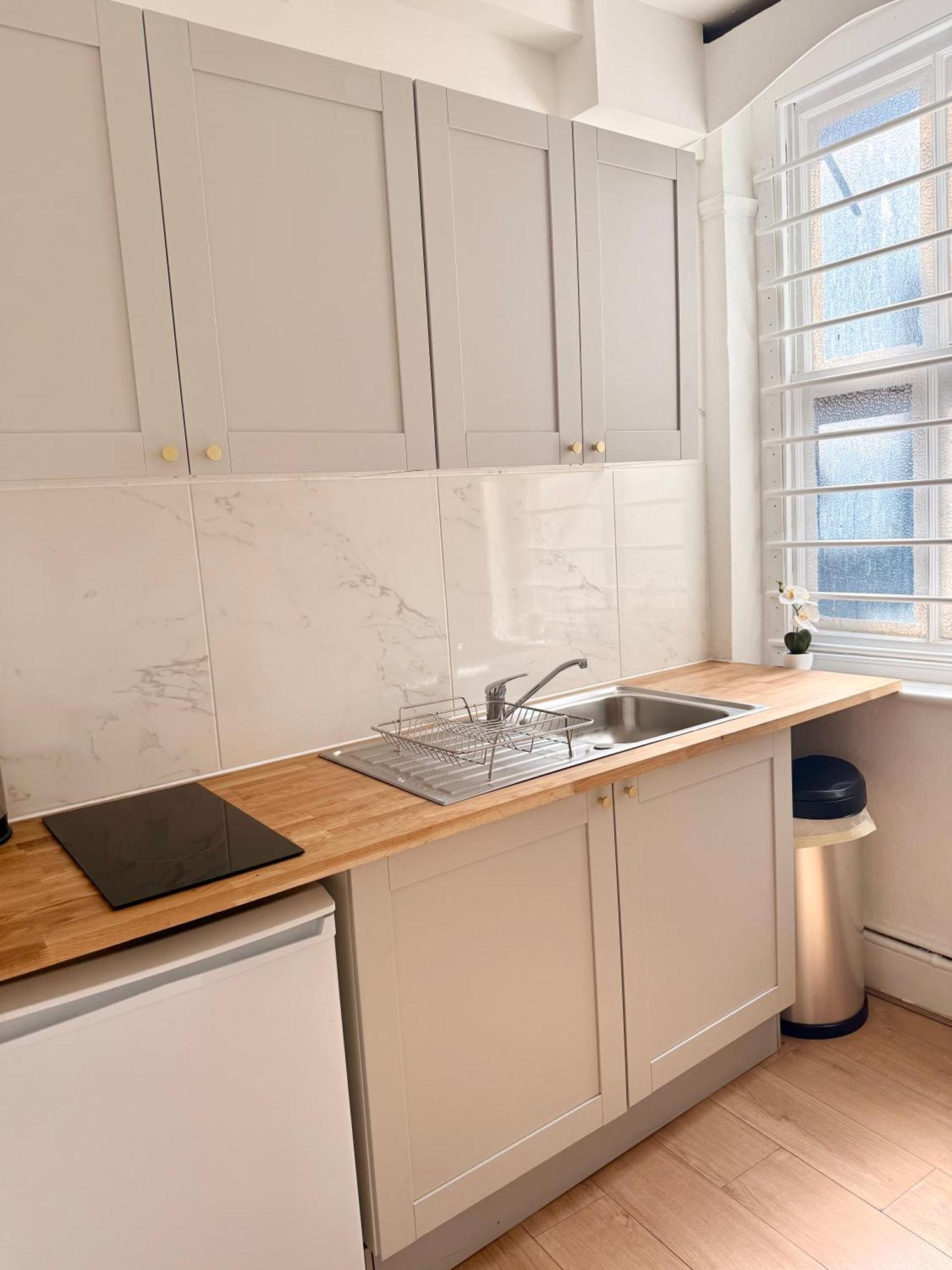 Candy Cafe Apartment Лондон Екстериор снимка