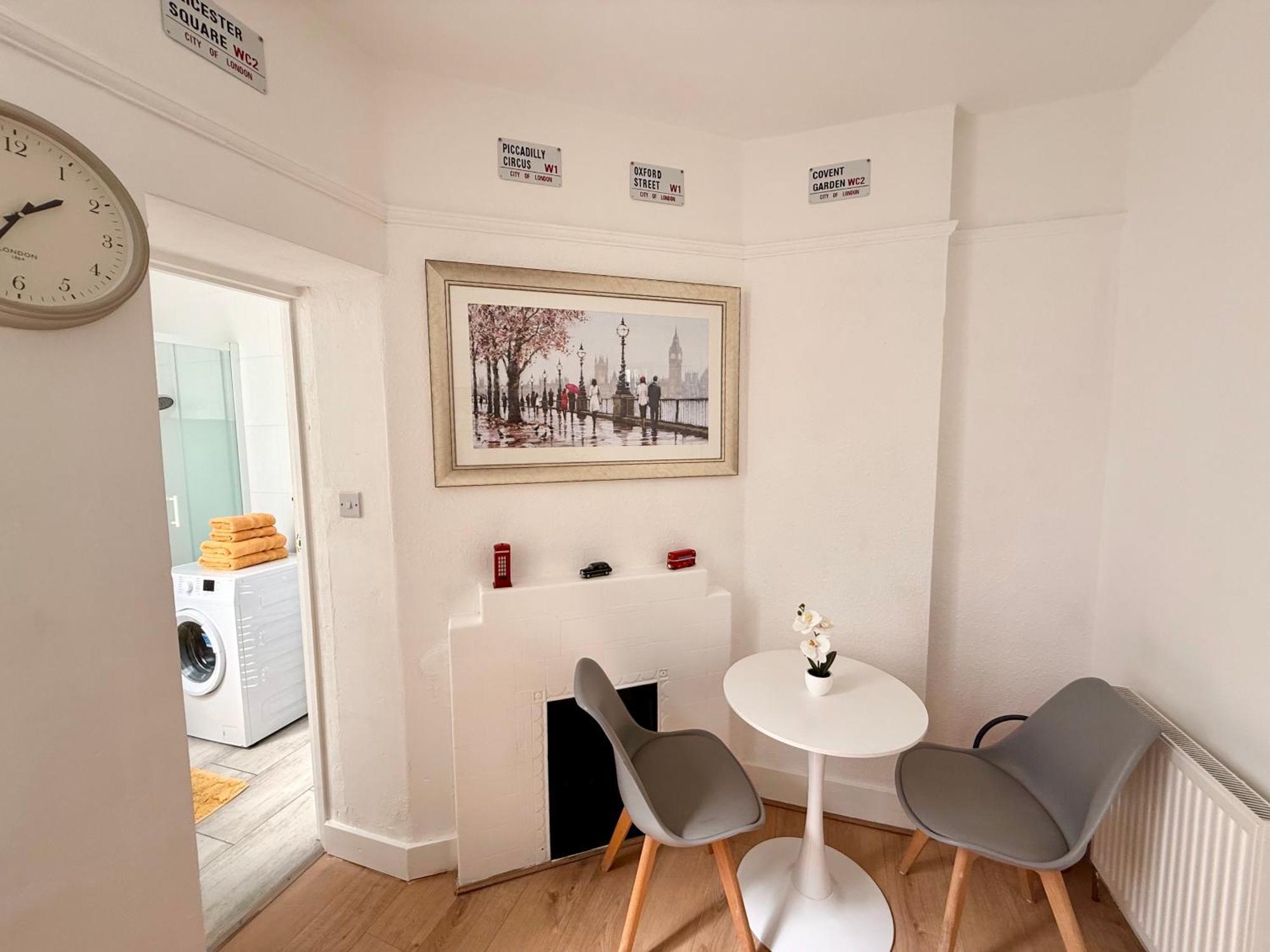 Candy Cafe Apartment Лондон Екстериор снимка